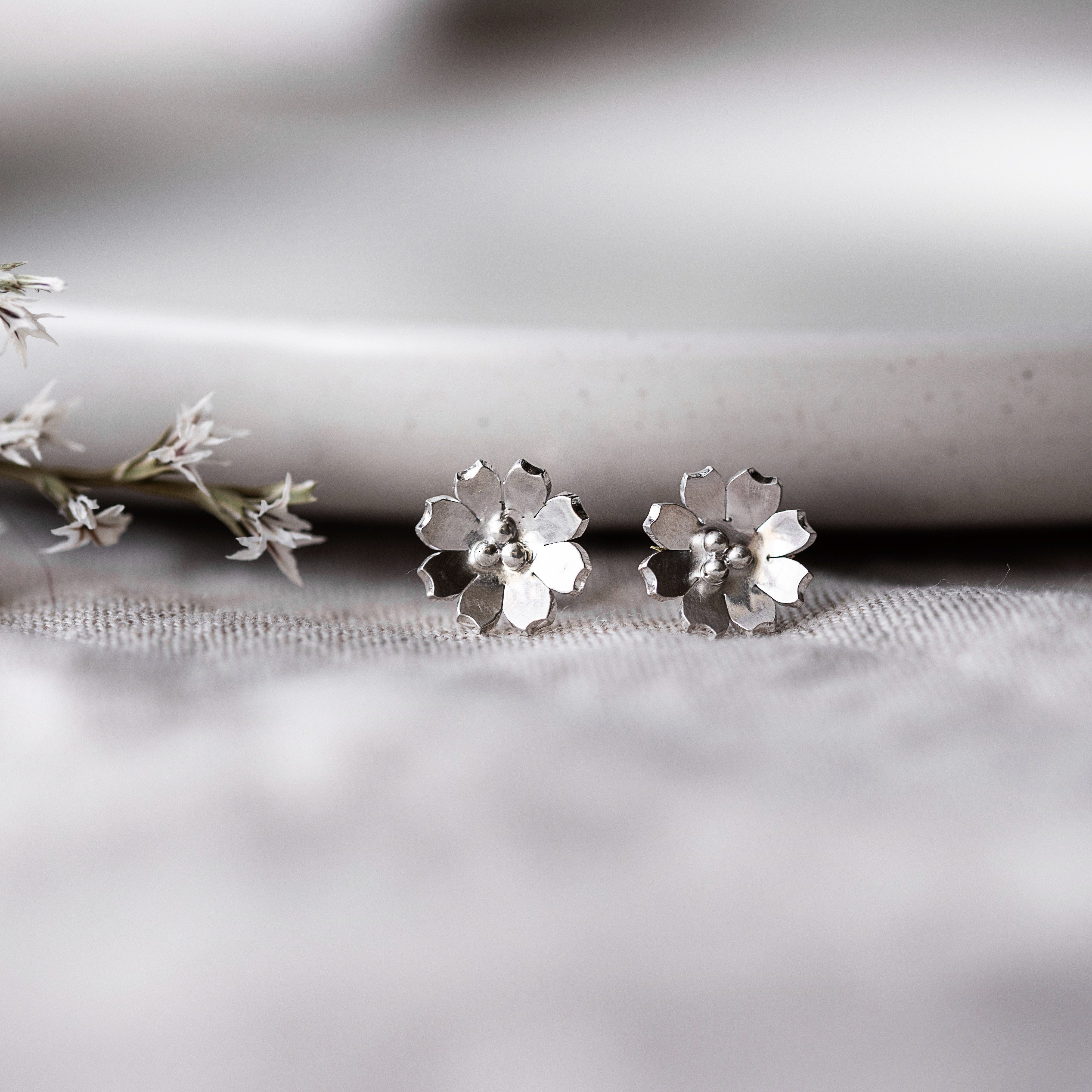 Silver flower earrings studs new arrivals